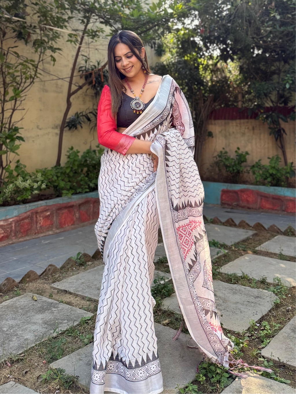 Elegant White Pure Linen Digital Printed Saree with Chevron Design and Intricate Red-Black Geometric Pallu – Tassel Details and Matching Blouse Piece