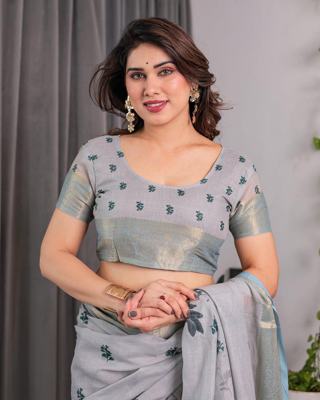 Elegant Ice Grey Handloom Linen Saree with Floral Print, Gold Zari Border & Tassel Detailing | Attached Blouse Piece | 5.5m Saree + 0.8m Blouse